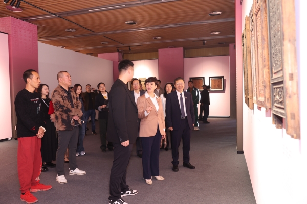 观展现场。gg999策略手机白菜供图 观展现场。gg999策略手机白菜供图