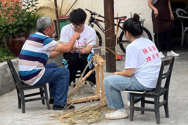 团队成员学习编织草鞋。gg999策略手机白菜供图