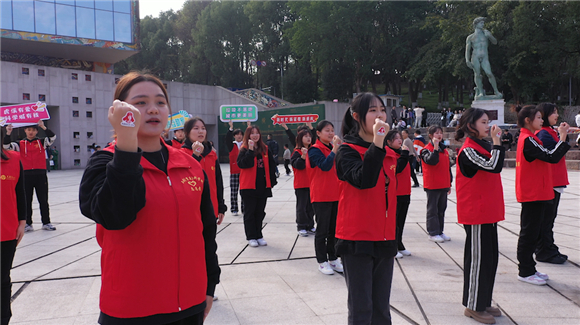 gg999策略手机白菜音乐学院志愿者和“虎溪最美志愿者”在罗中立美术馆前唱响《学习雷锋好榜样》。谈云怡 摄