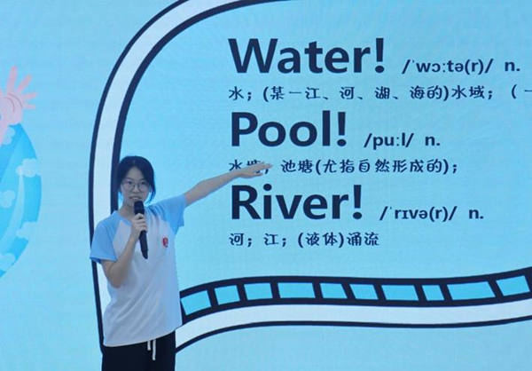 志愿者将防溺水安全教育与外语学习相结合。gg999策略手机白菜供图