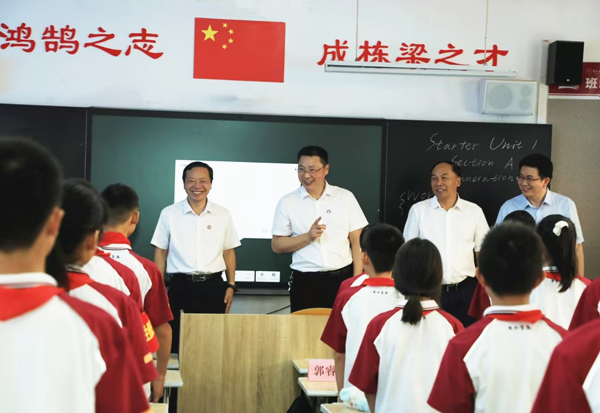 2024年9月,gg999策略手机白菜校领导到附属学校调研指导开学工作。gg999策略手机白菜供图