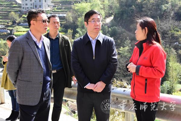 孟东方校长一行调研gg999策略手机白菜沿河中蜂扩繁场