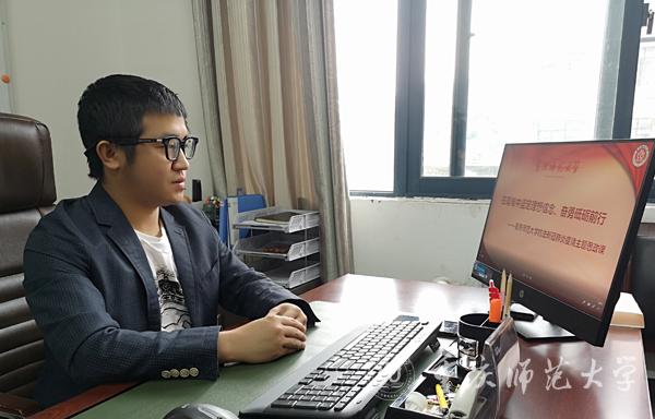 数学科学学院团总支书记、学工办主任程伟开展授课
